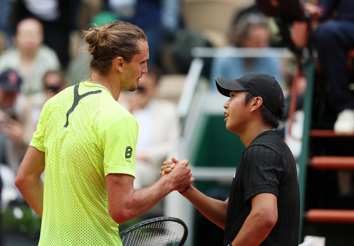 欧洲网球队鏖战世界网球队，兹维列夫完成帽子戏法