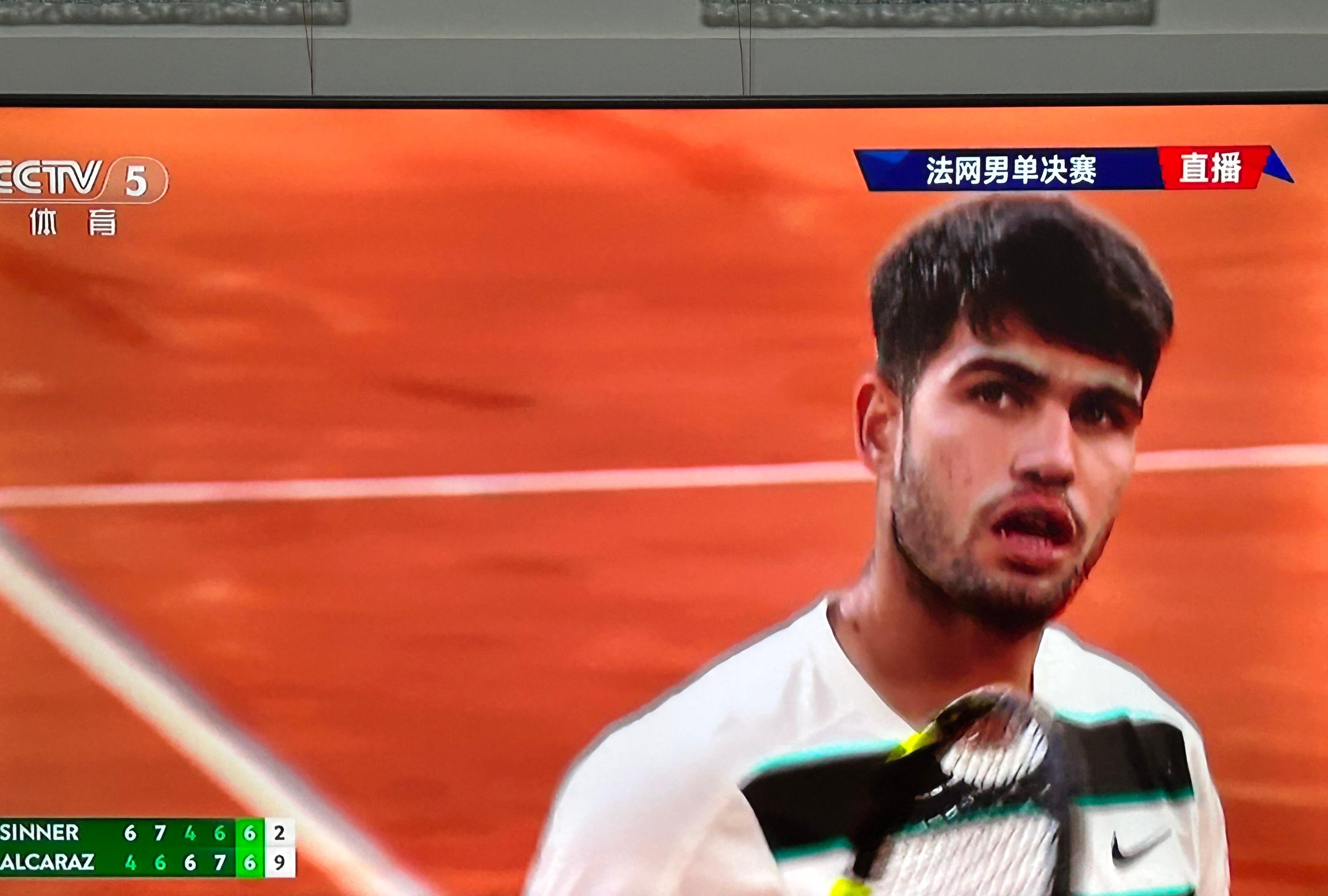 包含法国网球队翻盘德国网球队，瓦林卡完成帽子戏法的词条