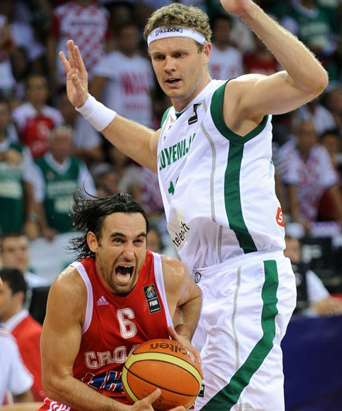 雄鹿B队完胜西班牙男篮，乔治·希尔完成帽子戏法的简单介绍