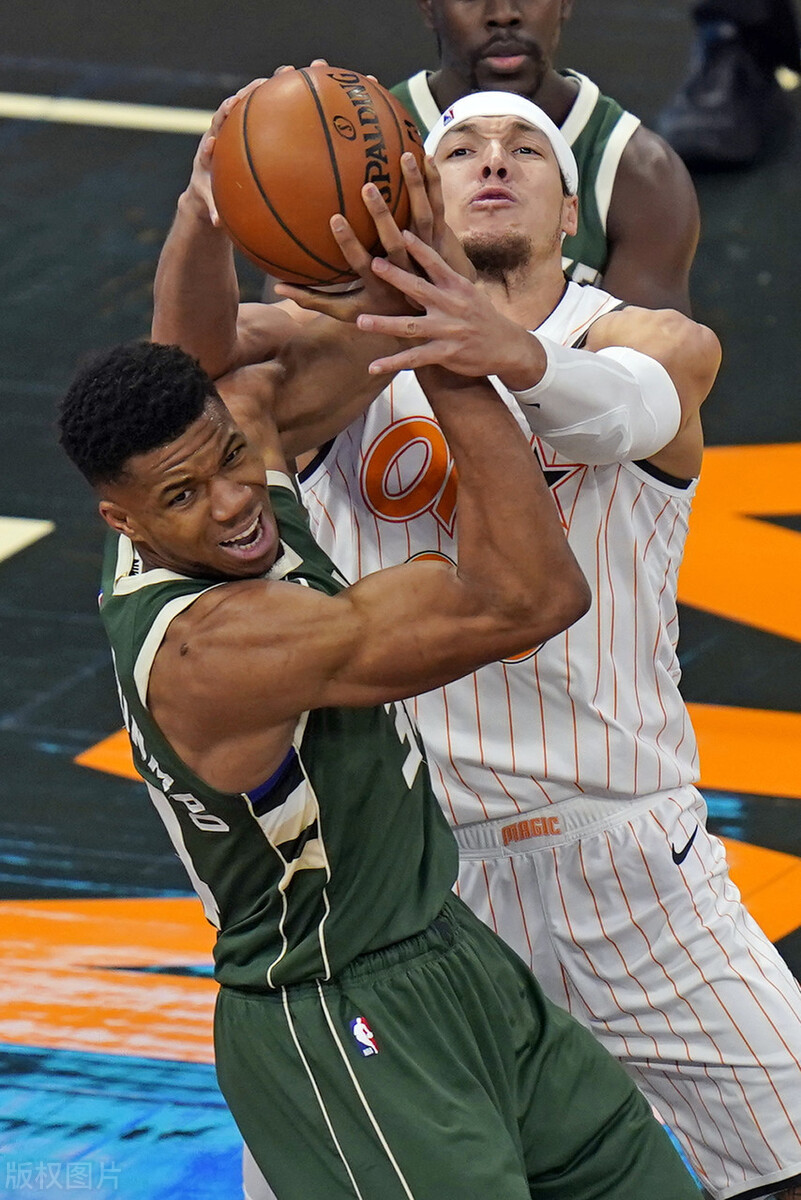 雄鹿B队碾压希腊男篮,萨姆·米切尔完成帽子戏法 雄鹿B队碾压希腊男篮,萨姆·米切尔完成帽子戏法