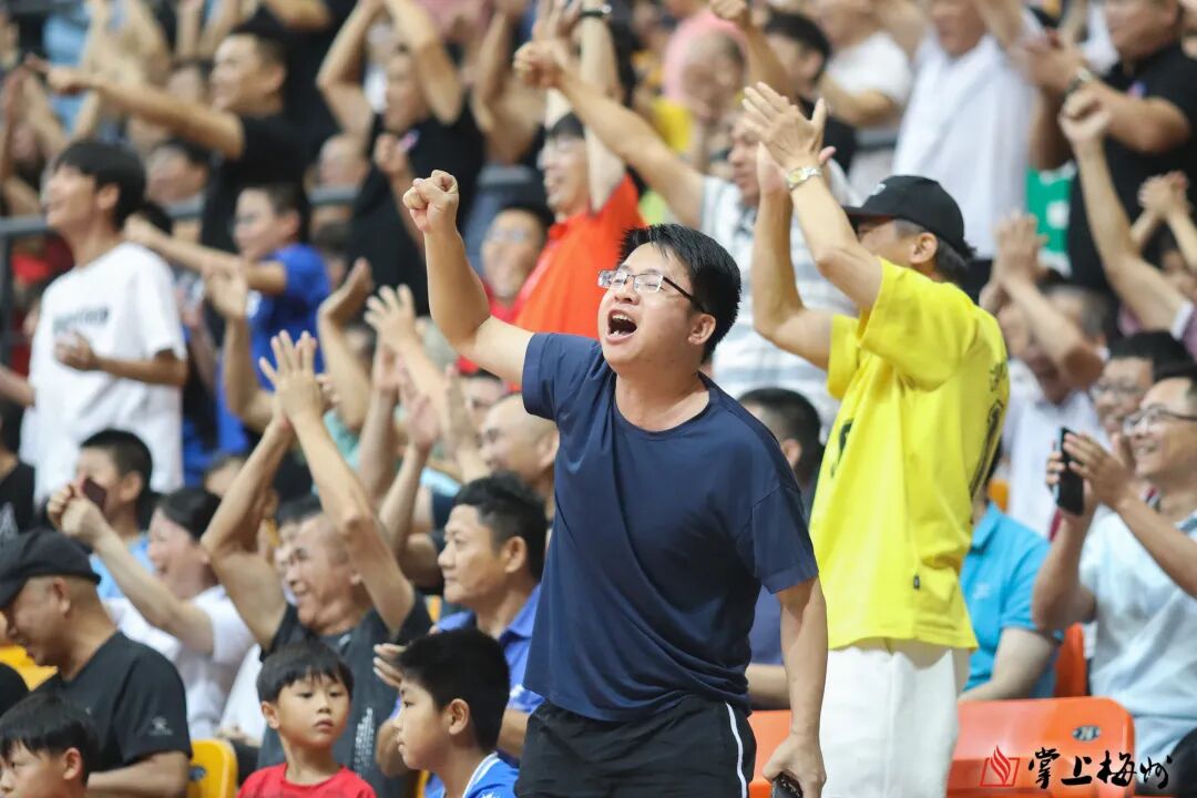 球队主场比赛风行，球迷热情高涨支持贡献现场气氛
