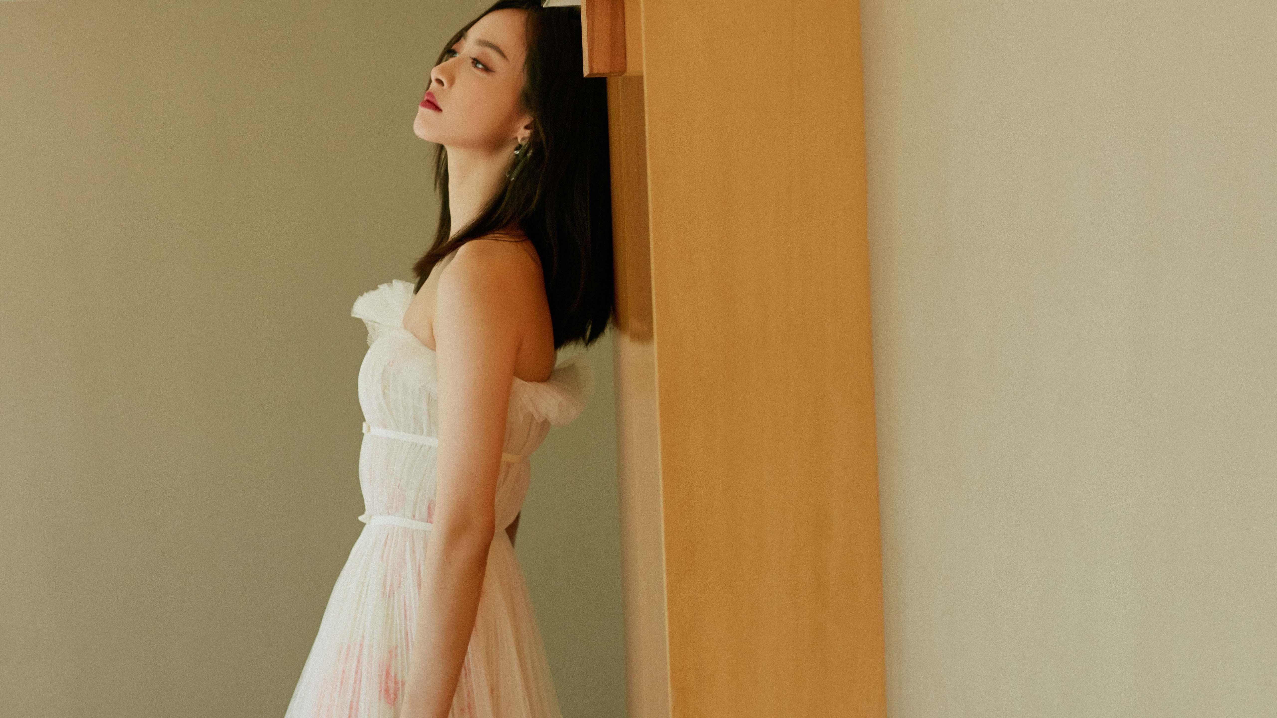 舞台如尺,丈量巨星真章,乔治在跨洋表演赛中诠释遇强则强