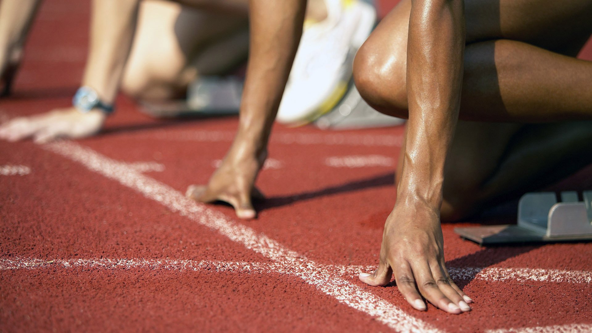 赛道即是战场,当F1银蛇撕开夜幕,唯有王者敢称关键先生