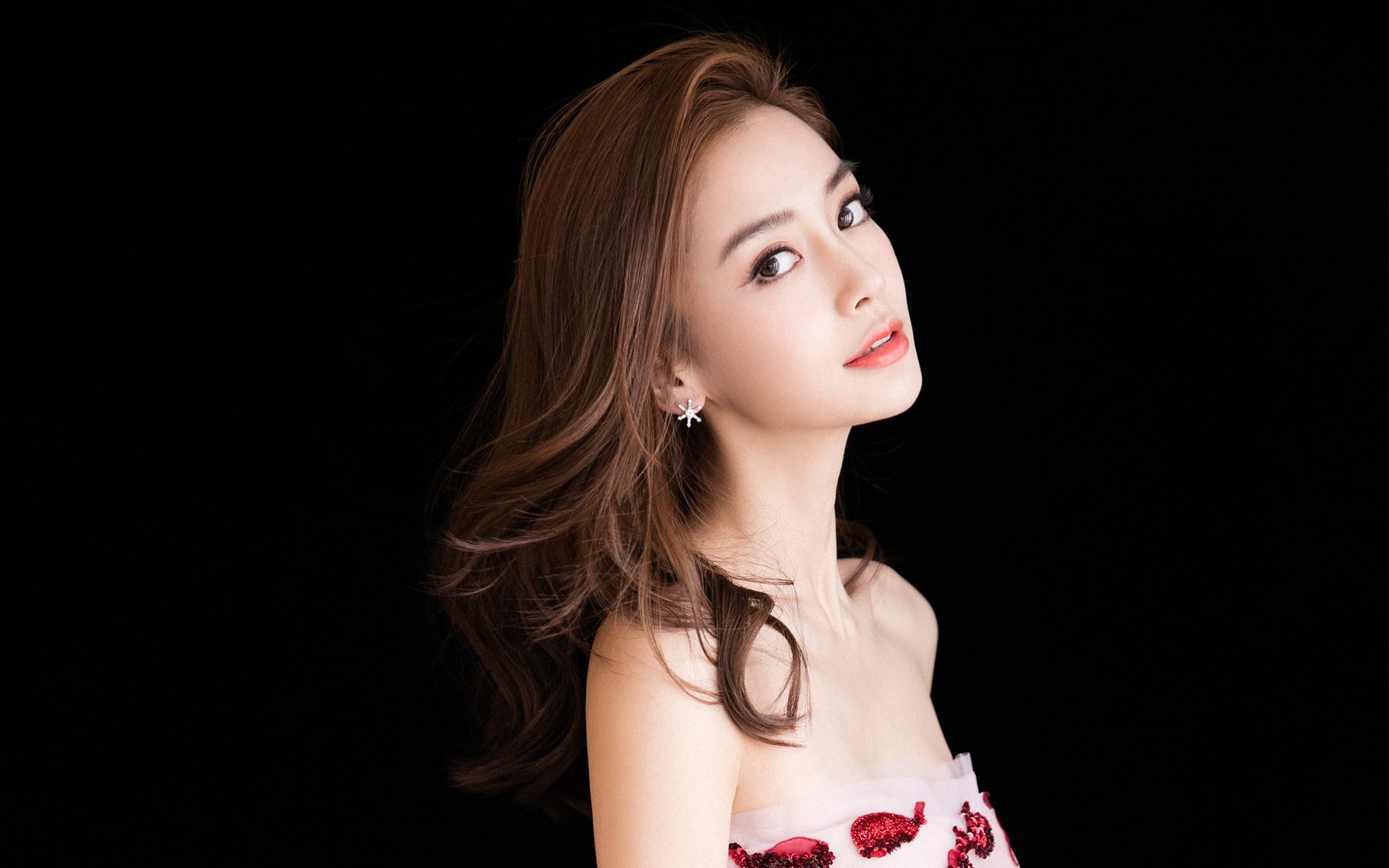 格纳布里导演红色狂飙，压哨三连击，乌拉圭新星闪耀末节带走莱比锡红牛